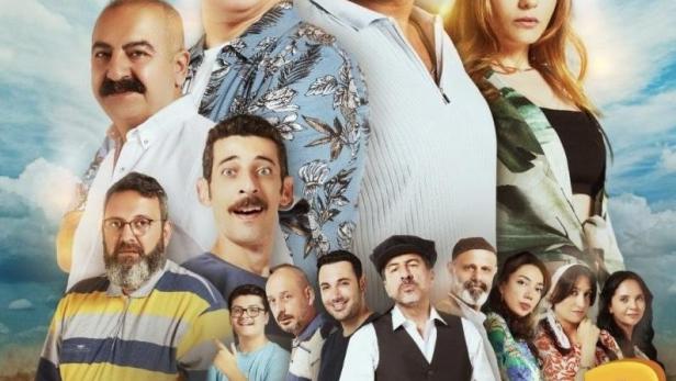 Das Filmplakat für „Ç Takımı 2“ zeigt eine Gruppe türkischer Schauspieler vor blauem Himmel.