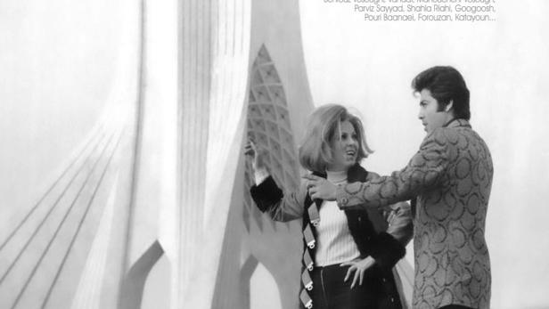 Das Filmplakat für „Tehran, An Unfinished History“ zeigt zwei Schauspieler vor dem Azadi-Turm.