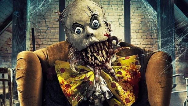 Das Filmplakat für „The Curse of Humpty Dumpty“ zeigt eine gruselige, entstellte Figur in einem Sessel.