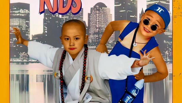 Das Filmplakat für „Dragon Kids“ zeigt zwei Kinder vor einer Skyline.