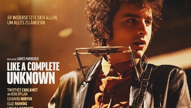 Das Filmplakat für „Like a Complete Unknown“ zeigt Timothée Chalamet als Bob Dylan mit Gitarre und Mundharmonika.