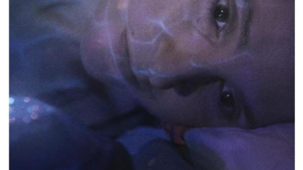 Das Filmplakat zu „Ich sterbe. Kommst du?“ zeigt das Gesicht einer jungen Frau.