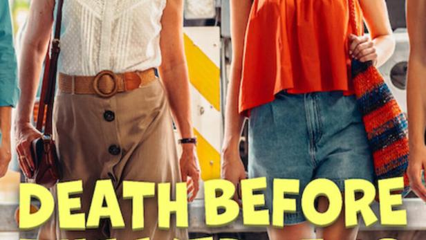 Das Filmplakat für „Death Before the Wedding“ zeigt zwei Frauen, die vor einem Fahrzeug hergehen.