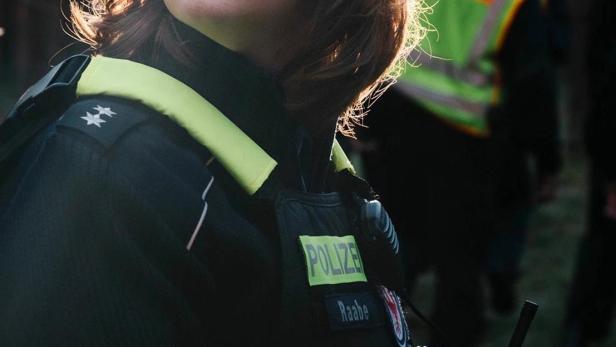 Eine Polizistin in Uniform, vermutlich am Set von „Die Raaben und das tote Mädchen“.