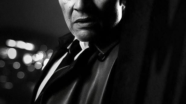 Schwarzweiß-Porträt des Schauspielers Jörg Hartmann als Kommissar Maloney.