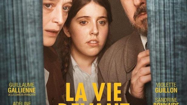 Das Filmplakat zu „La vie devant moi“ zeigt drei Schauspieler vor einem Vorhang.