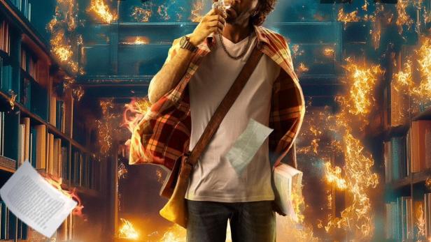 Ein Mann mit Zigarette steht vor dem Schriftzug „Dragon“ in einer brennenden Bibliothek.