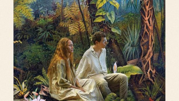 Ein Paar sitzt inmitten einer üppigen, nummerierten Dschungellandschaft.