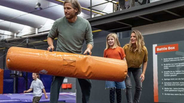 Eine Familie mit einem orangefarbenen Sandsack in einer „Battle Box“.