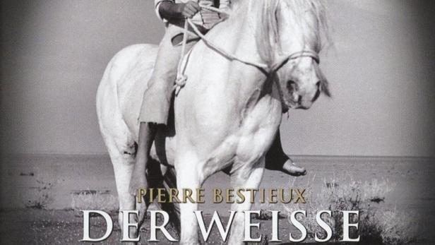 Ein Junge reitet auf einem weißen Pferd in dem Film „Der weiße Hengst“.
