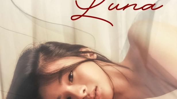 Das Filmplakat für Ricky Lees „Bela Luna“ zeigt eine junge Frau, die auf einem Bett liegt.