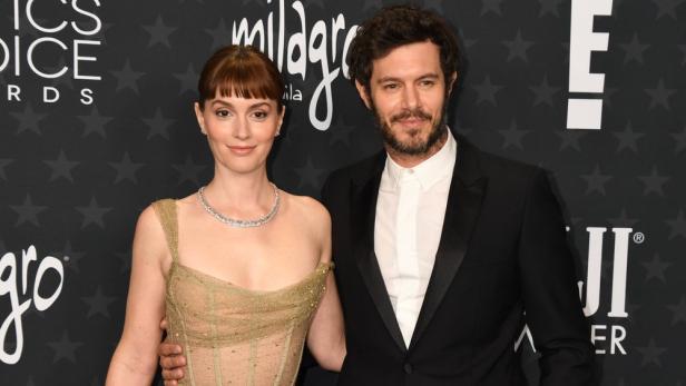 Adam Brody und Leighton Meester posieren zusammen auf dem roten Teppich.