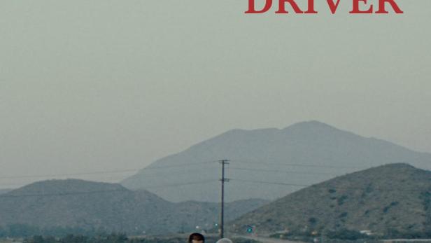 Das Filmplakat für „The Accidental Getaway Driver“ zeigt zwei Männer neben einem Auto vor einer Bergkulisse.