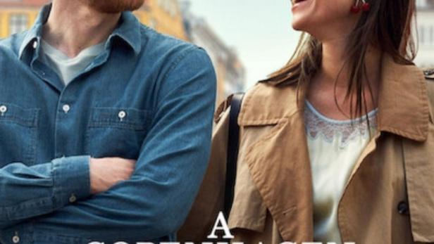 Ein Mann und eine Frau stehen vor dem Hintergrund von Kopenhagen für „A Copenhagen Love Story“.