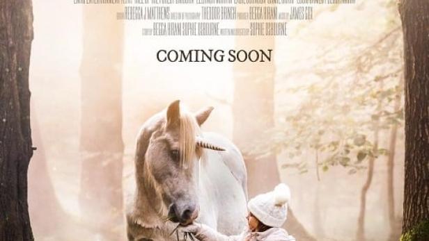 Das Filmplakat für „Tale of the Forest Unicorn“ zeigt ein Mädchen, das ein Einhorn im Wald füttert.