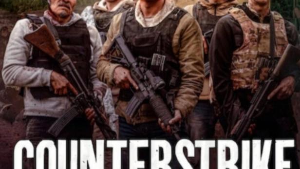 Fünf bewaffnete Männer in Kampfmontur stehen vor zwei Hubschraubern.