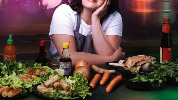 Das Filmplakat für „Dans la cuisine des Nguyễn“ zeigt Leanna Chea vor vietnamesischen Speisen.