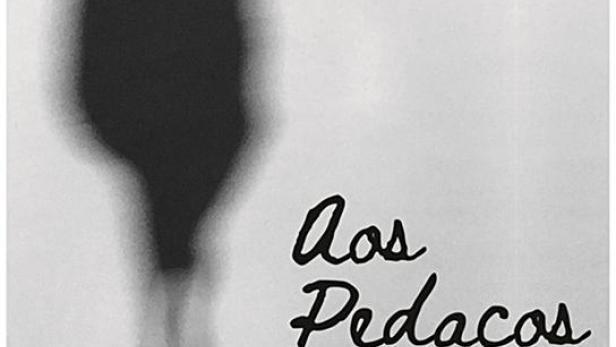 Das Filmplakat für „Aos Pedaços“ zeigt eine verschwommene Silhouette eines Mannes.
