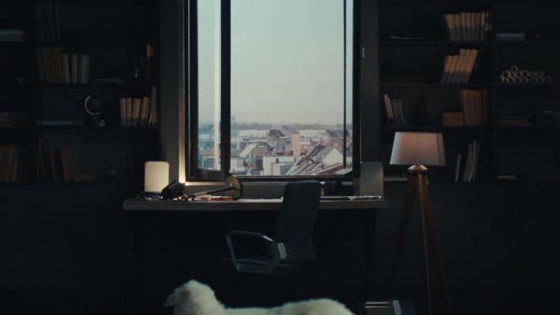 Das Filmplakat für „Der Kuss des Grashüpfers“ zeigt ein Schaf in einem Büro.