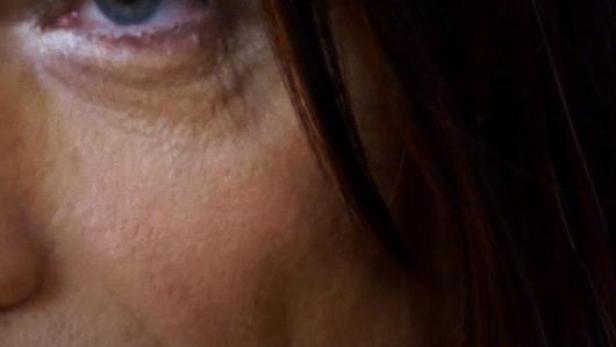 Detailaufnahme des Gesichts einer Frau, möglicherweise ein Filmposter für „Janine zieht aufs Land“.