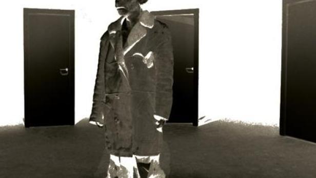 Ein Mann mit Affenmaske steht in einem Flur mit drei Türen.