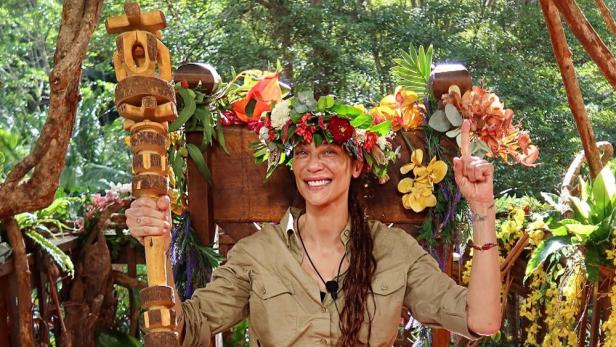 Lilly Becker mit Blumenkrone und Zepter als Dschungelkönigin.