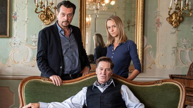 Drei Schauspieler posieren für ein Foto am Set des Landkrimis „Steirermord“.