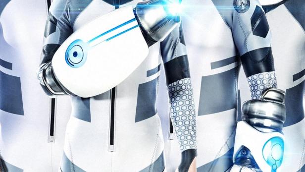 Das Filmplakat für „Lazer Team“ zeigt vier Personen in futuristischen Anzügen mit Laserwaffen.