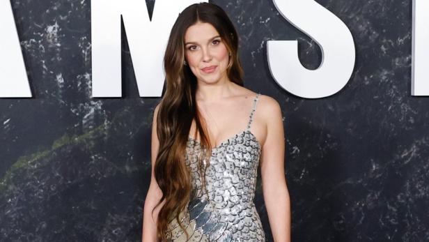 Millie Bobby Brown in einem silbernen Paillettenkleid.