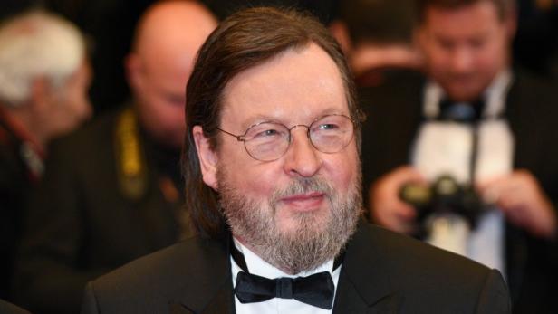 Porträt von Lars von Trier mit Brille und Fliege.