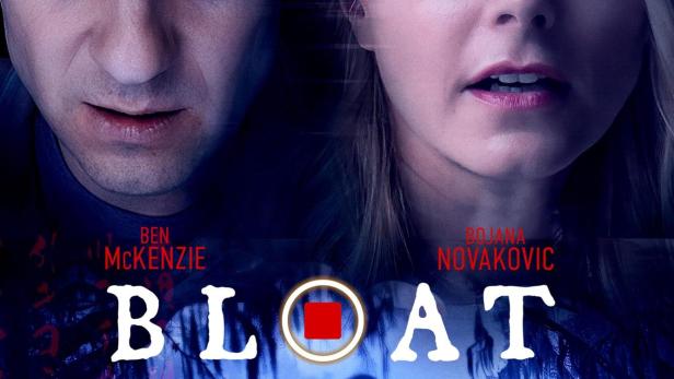 Das Filmplakat für „Bloat“ zeigt Ben McKenzie und Bojana Novakovic vor einer unheimlichen Szene.