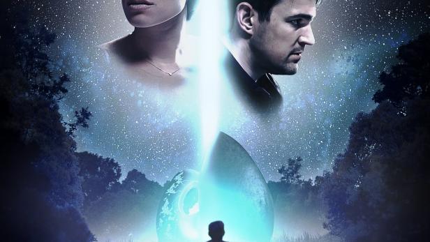 Das Filmplakat für „Wellwood“ zeigt eine Frau, einen Mann und eine Person, die auf ein helles Licht zuläuft.