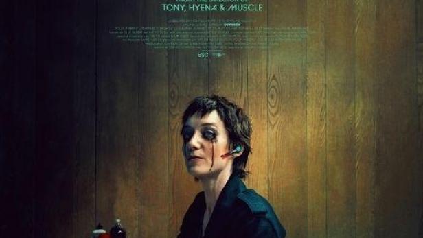 Das Filmplakat für „Odyssey“ zeigt eine Frau mit Blut im Gesicht in einem Diner.