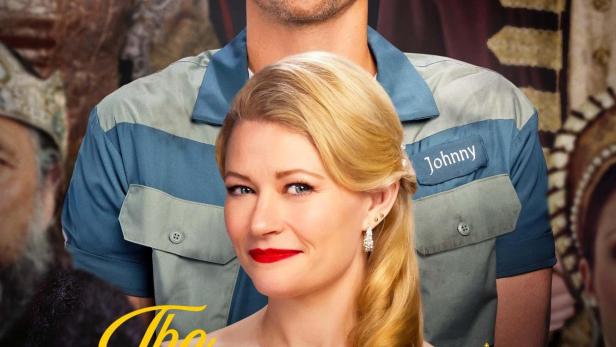 Das Filmplakat für „The Reluctant Royal“ zeigt einen Mann mit Krone und eine Frau mit rotem Lippenstift vor historischem Hintergrund.