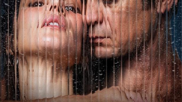 Das Filmplakat für „Muori di Lei“ zeigt zwei sich nahestehende Personen hinter einer regennassen Scheibe.