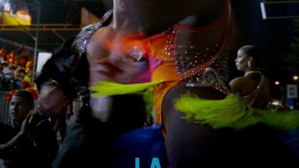 Das Filmplakat für „La Salsa Vive“ zeigt tanzende Menschen.