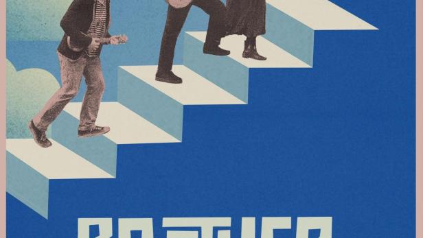 Drei Musiker steigen eine stufenartige Treppe vor einem Nachthimmel hinauf.