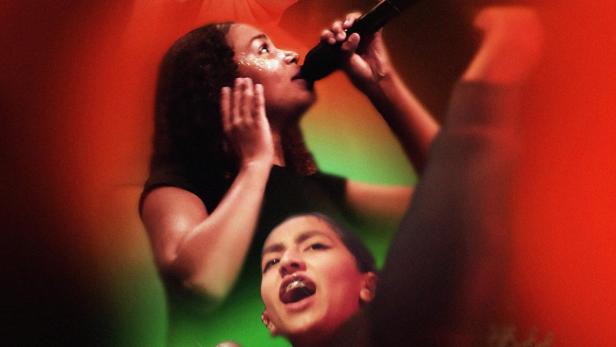 Das Filmplakat für „Sister Queens“ zeigt drei junge Frauen, die in Mikrofone singen.