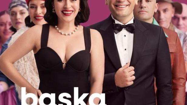 Das Filmplakat für „Başka Bir Sen“ zeigt eine Frau und einen Mann vor einer Menschenmenge.