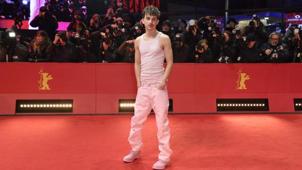 Timothée Chalamet posiert auf der Berlinale 2025 vor einer Wand mit dem Berlinale-Logo.