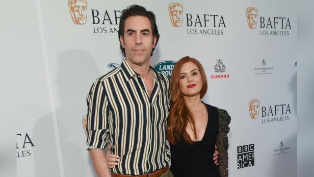 Sacha Baron Cohen und Isla Fisher posieren vor einer BAFTA-Los-Angeles-Wand.