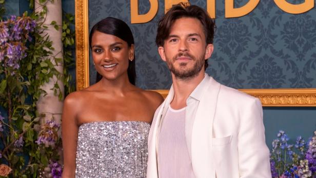 Simone Ashley und Jonathan Bailey posieren zusammen auf einem Event.