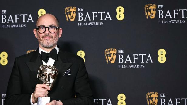 Edward Berger mit dem BAFTA-Award für den besten Film Edward Berger mit dem BAFTA-Award für den besten Film