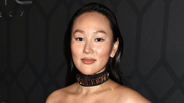 Yerin Ha, bekannt aus „Bridgerton“, trägt ein auffälliges Halsband.