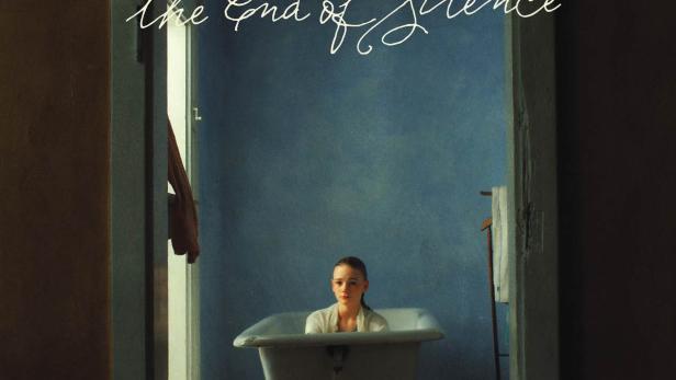 Das Filmplakat für „Nebelkind“ zeigt ein Mädchen in einer Badewanne.