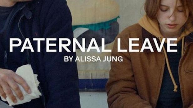 Das Filmplakat für „Paternal Leave“ zeigt einen Mann und eine Jugendliche, beide mit Geldscheinen in der Hand.