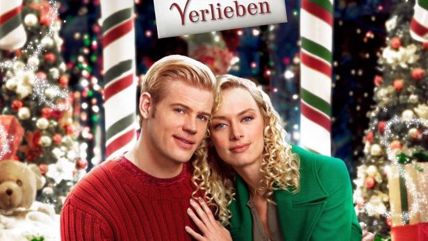 Das Filmplakat für „Marry Me at Christmas: Ein Fest zum Verlieben“ zeigt ein Paar vor weihnachtlicher Kulisse.