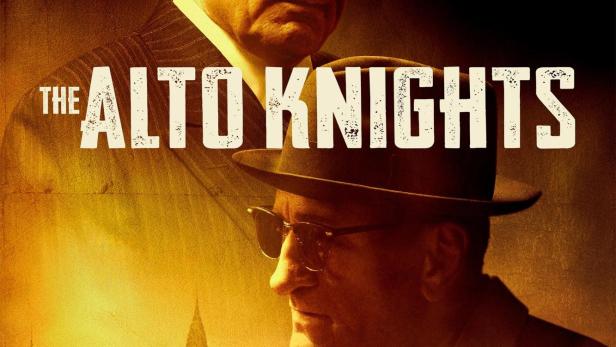 Das Filmplakat für „Alto Knights“ zeigt Robert De Niro und New York im Hintergrund.