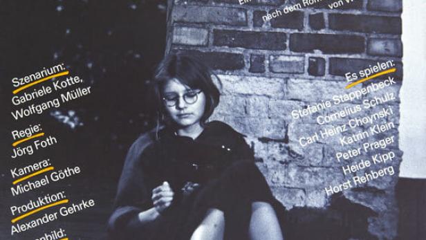 Filmplakat für „Biologie!“ mit einer jungen Frau vor einer Backsteinmauer.