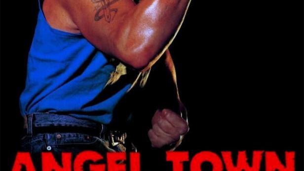 Das Filmplakat für „Angel Town“ zeigt einen muskulösen Mann und eine Szene mit Polizisten und einem Toten.